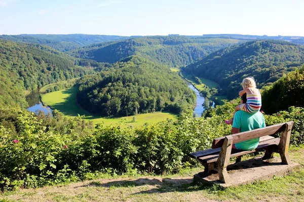 depositphotos-113873706-stock-photo-father-and-child-hikingjpg_c7H7Tt.webp