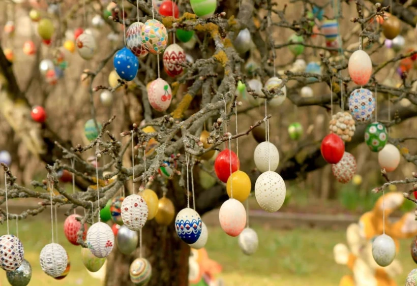 Немецкая семья украсила дерево 10 тысячами яиц - 4