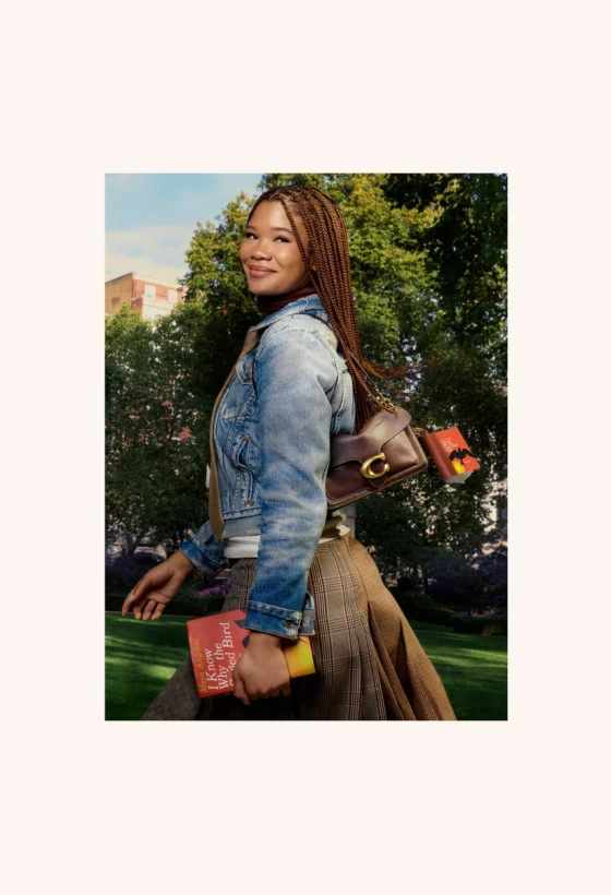 Книги стають модним аксесуаром: Coach запускає мініатюрні "книжкові брелоки" - 5