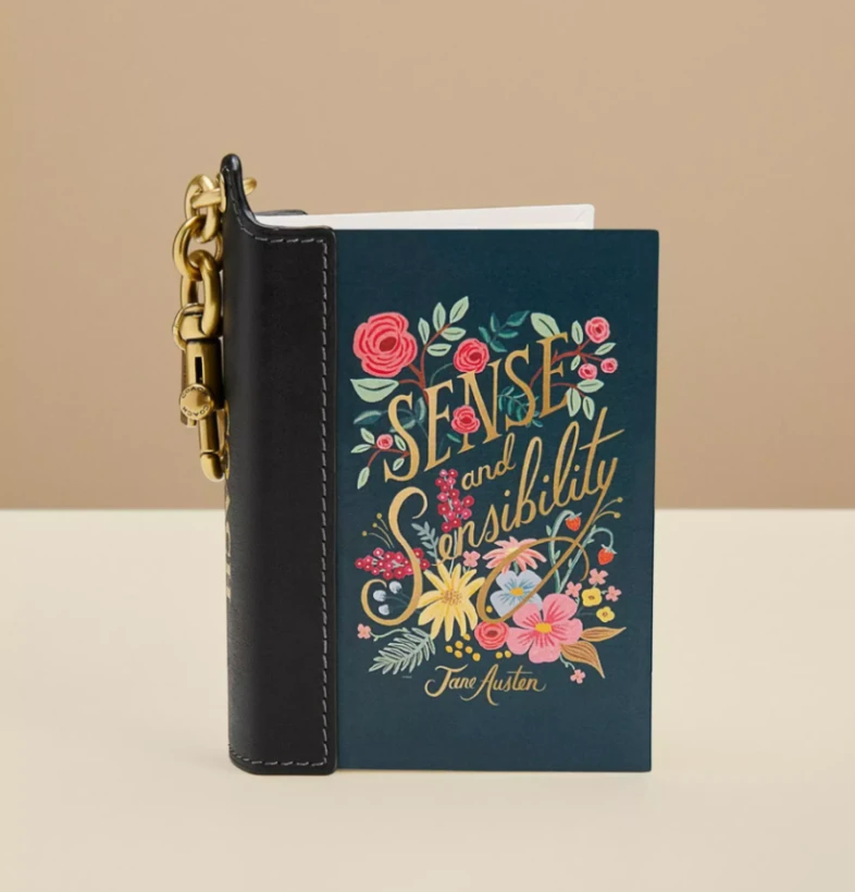 Книги стають модним аксесуаром: Coach запускає мініатюрні "книжкові брелоки" - 6