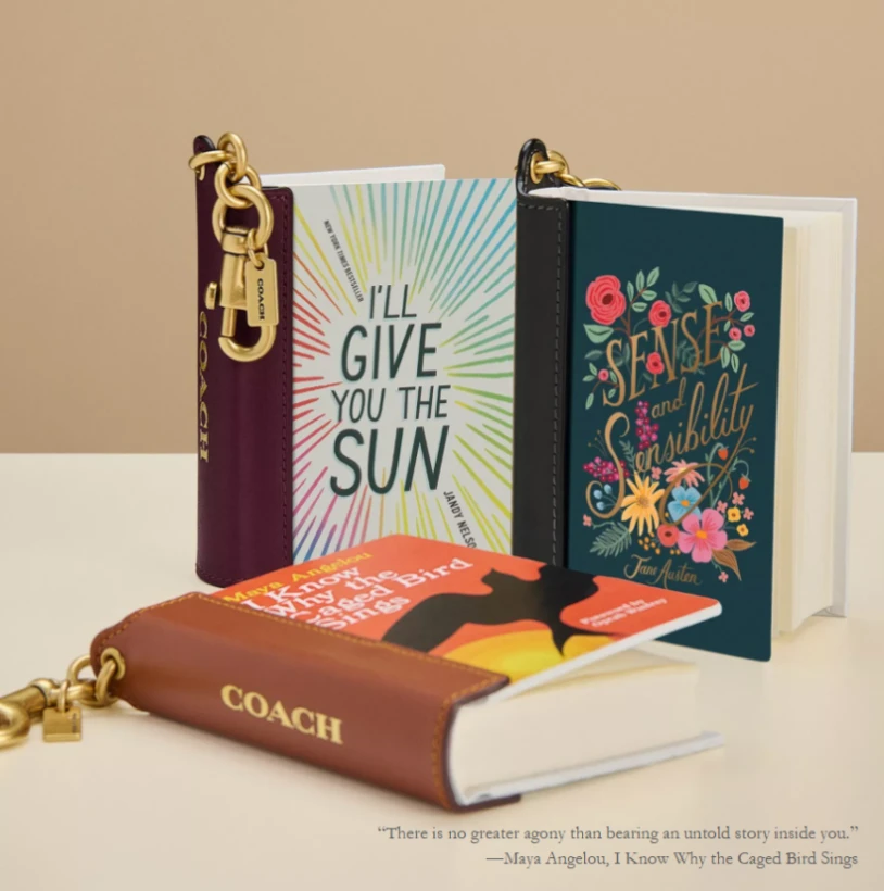 Книги стають модним аксесуаром: Coach запускає мініатюрні "книжкові брелоки" - 4