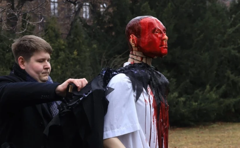 Антивоєнний перфоменс: у Вроцлаві облили кров'ю манекен Путіна - 3 - Relocate.to Антивоєнний перфоменс: у Вроцлаві облили кров'ю манекен Путіна - 3