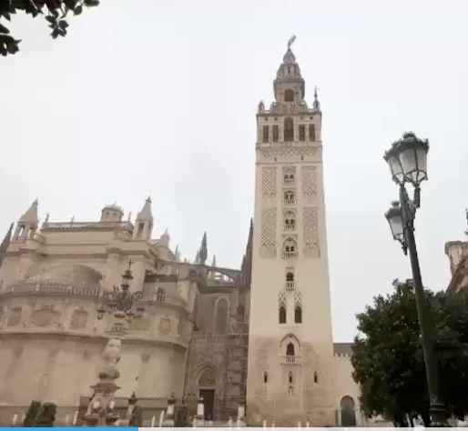 У Севільї через шторм Леонардо впала декоративна ваза з башти Хіральди - 3