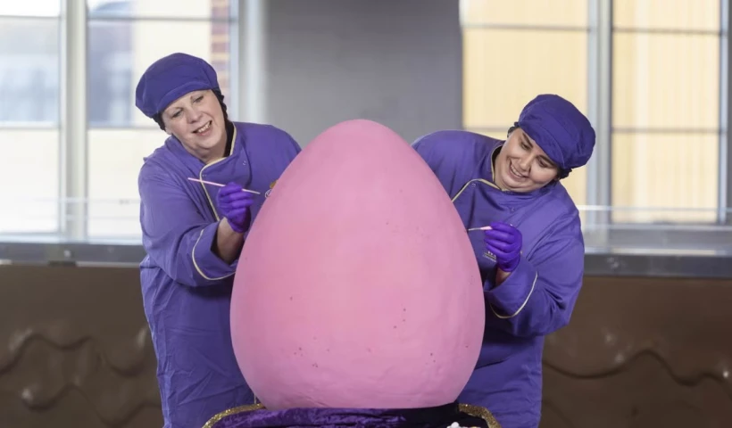 Самое большое в мире: в Бирмингеме создали шоколадное яйцо весом 55 кг - 3