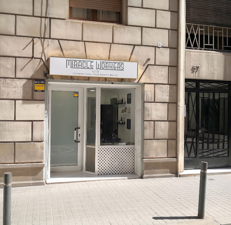 "Miracle Workers by Olek" - Hairsalon in Barcelona