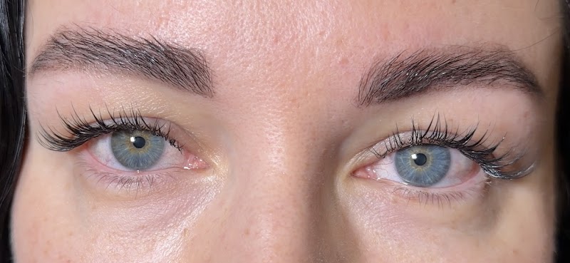 Estudio de Pestañas y Cejas Valencia – Kristina Yurtsyn/ Нарощення та ламінування вій та брів у Валенсії