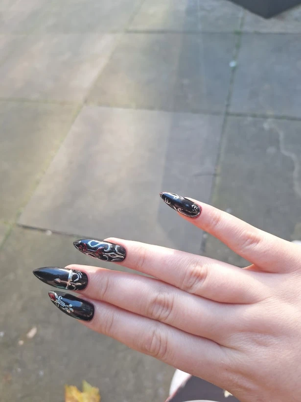 Criminal_nails